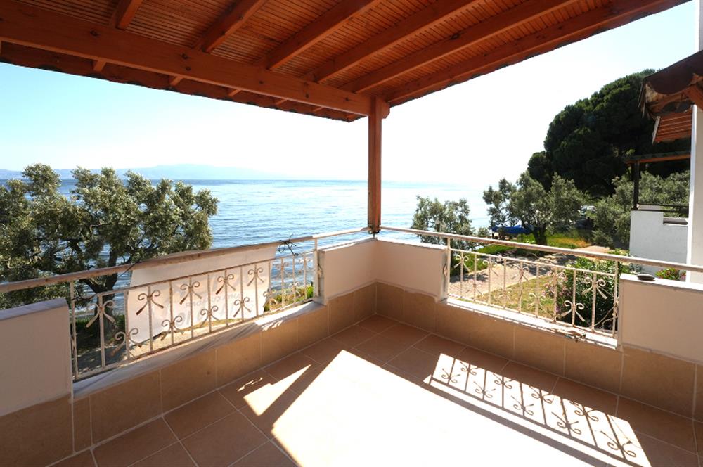 C21 Cius; Armutlu-Fıstıklı Site İçerisinde Denize Sıfır Villa