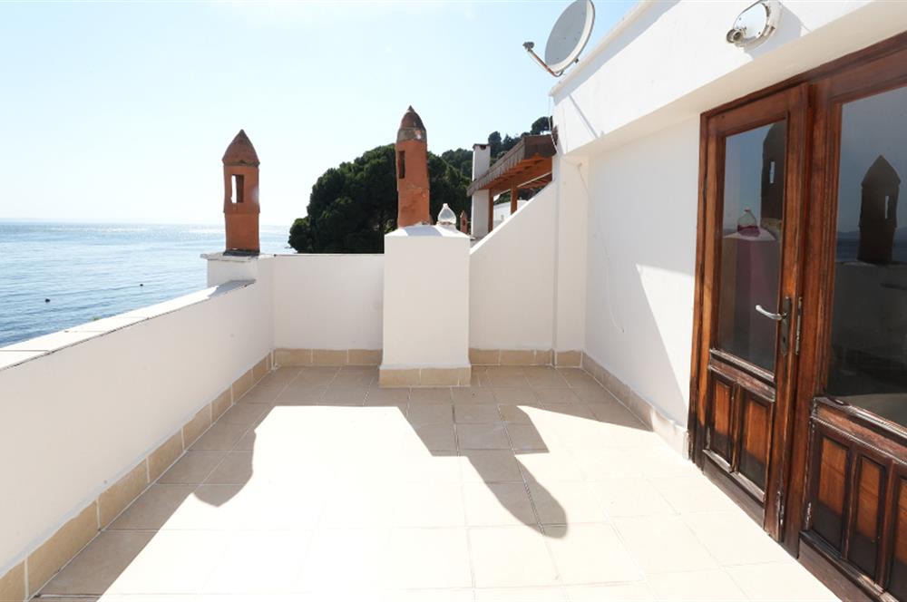 C21 Cius; Armutlu-Fıstıklı Site İçerisinde Denize Sıfır Villa