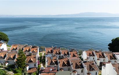 C21 Cius; Armutlu-Fıstıklı Site İçerisinde Denize Sıfır Villa