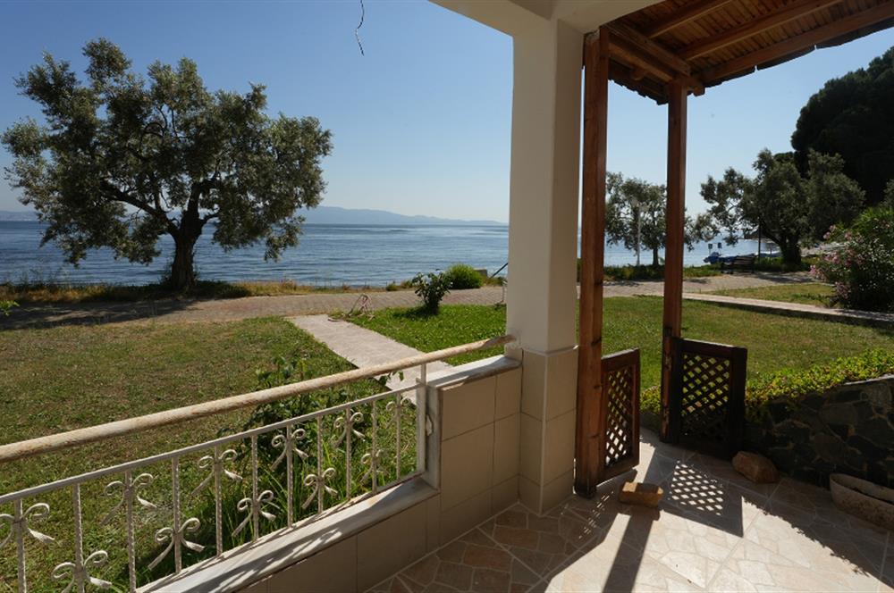 C21 Cius; Armutlu-Fıstıklı Site İçerisinde Denize Sıfır Villa
