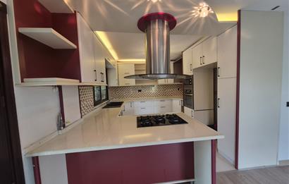  Zekeriyaköy Merkez'de Butik Sitede Kiralık Villa