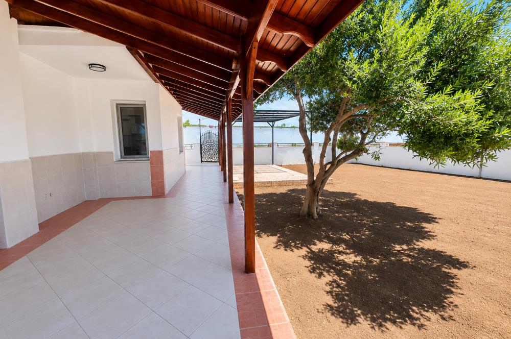 Çeşme Çiftlikköy'de Her Kattan Deniz Manzaralı Satılık Villa