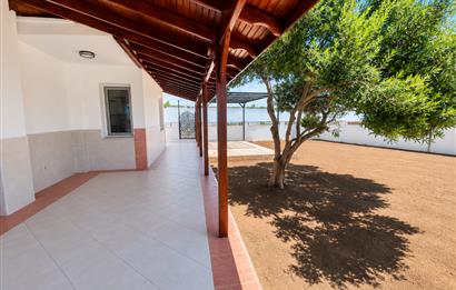 Çeşme Çiftlikköy'de Her Kattan Deniz Manzaralı Satılık Villa
