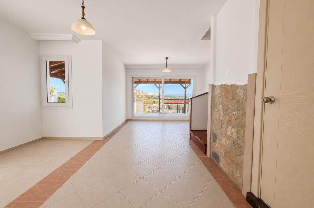 Çeşme Çiftlikköy'de Her Kattan Deniz Manzaralı Satılık Villa