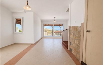 Çeşme Çiftlikköy'de Her Kattan Deniz Manzaralı Satılık Villa