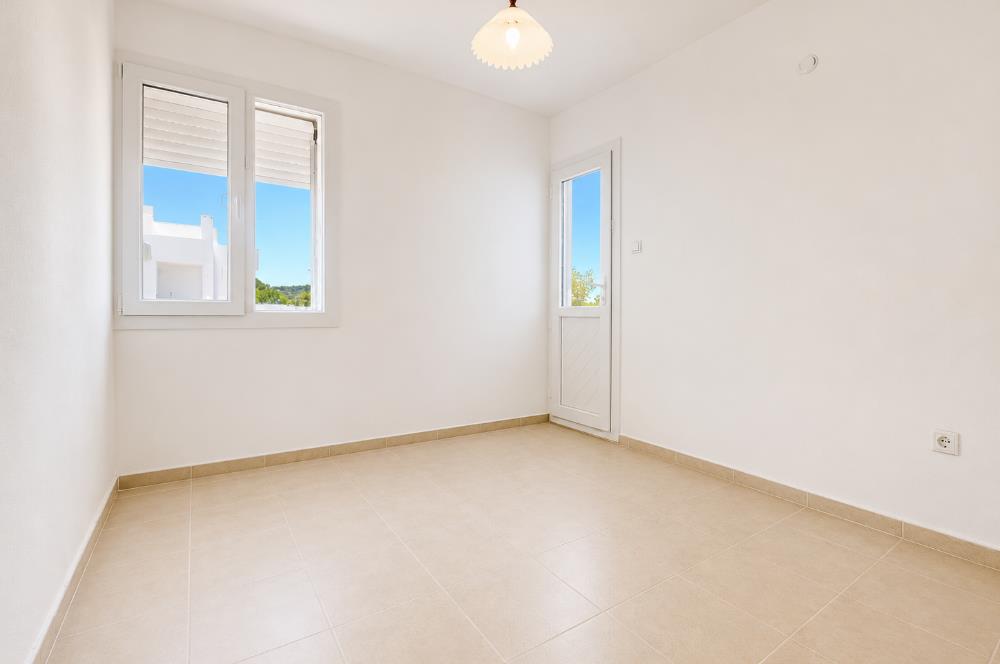 Çeşme Çiftlikköy'de Her Kattan Deniz Manzaralı Satılık Villa