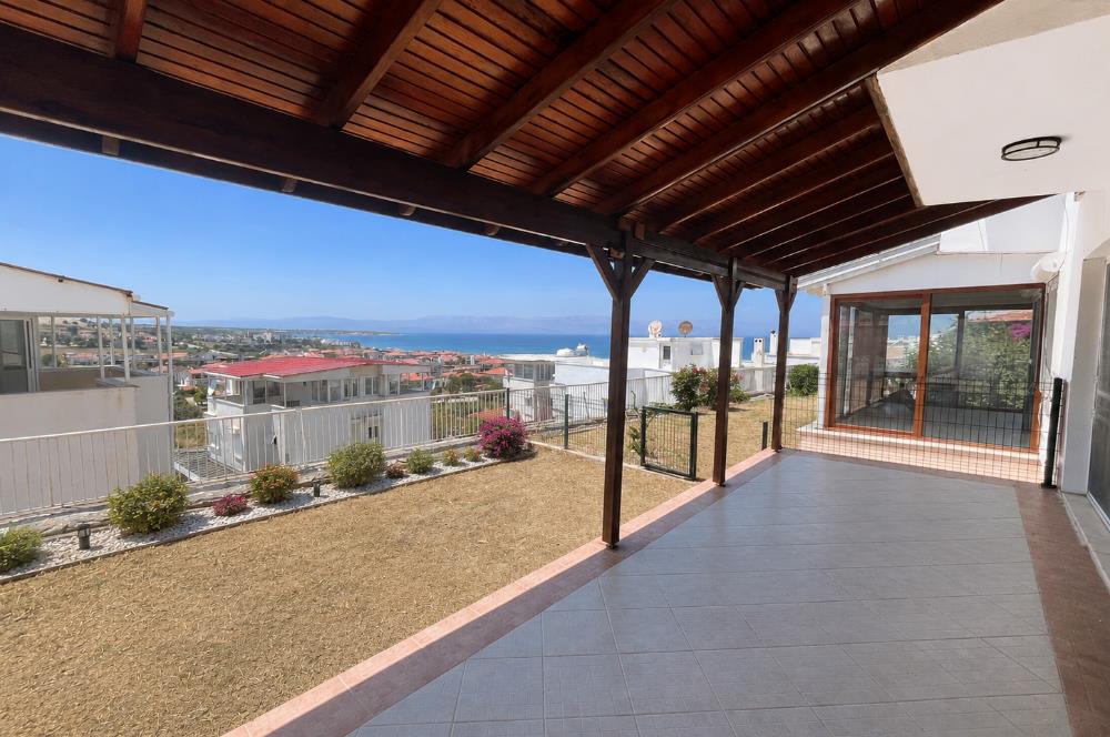 Çeşme Çiftlikköy'de Her Kattan Deniz Manzaralı Satılık Villa