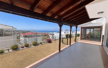 Çeşme Çiftlikköy'de Her Kattan Deniz Manzaralı Satılık Villa