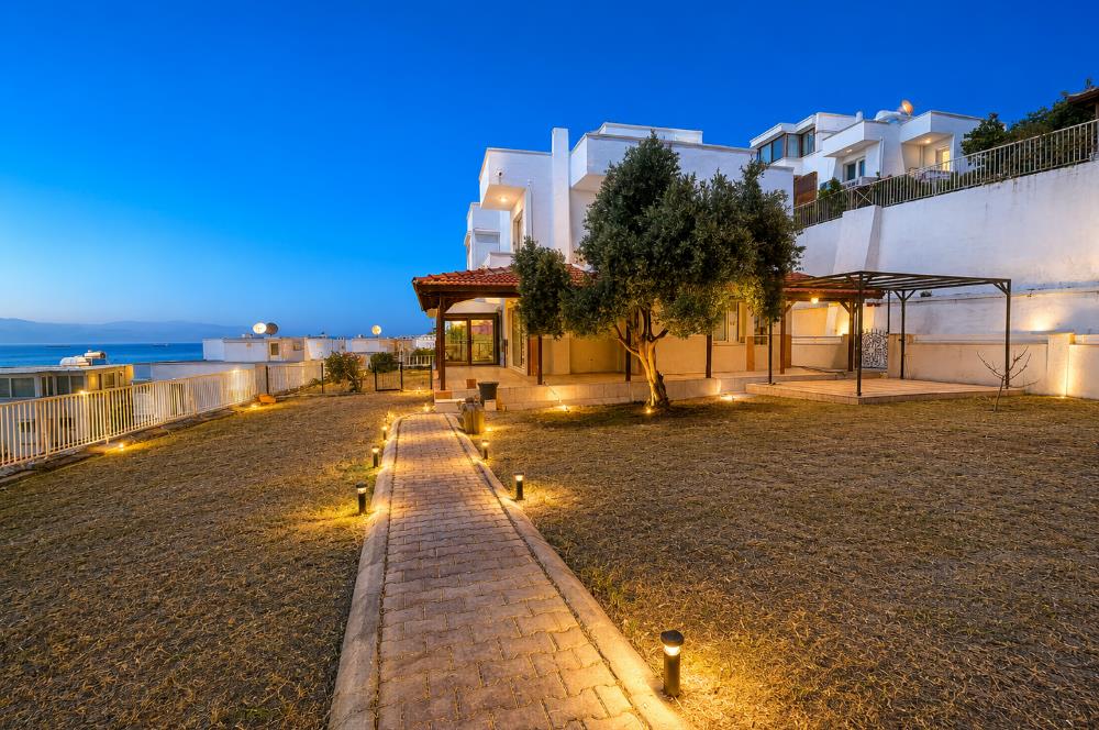 Çeşme Çiftlikköy'de Her Kattan Deniz Manzaralı Satılık Villa