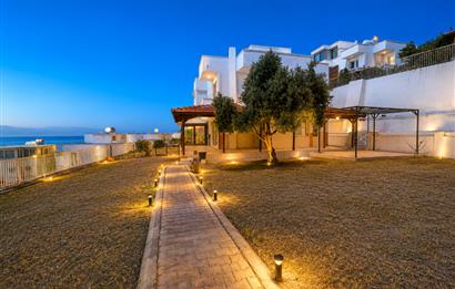 Çeşme Çiftlikköy'de Her Kattan Deniz Manzaralı Satılık Villa