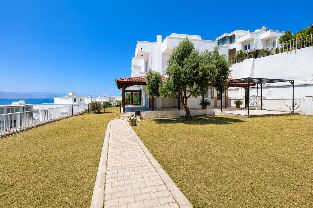 Çeşme Çiftlikköy'de Her Kattan Deniz Manzaralı Satılık Villa