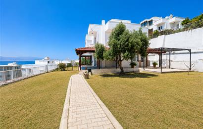 Çeşme Çiftlikköy'de Her Kattan Deniz Manzaralı Satılık Villa