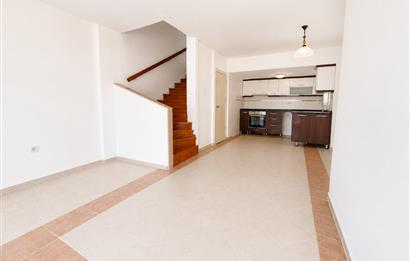 Çeşme Çiftlikköy'de Her Kattan Deniz Manzaralı Satılık Villa