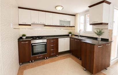 Çeşme Çiftlikköy'de Her Kattan Deniz Manzaralı Satılık Villa