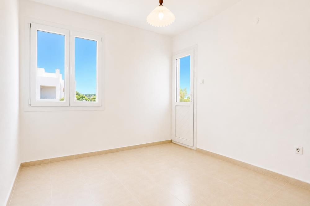 Çeşme Çiftlikköy'de Her Kattan Deniz Manzaralı Satılık Villa