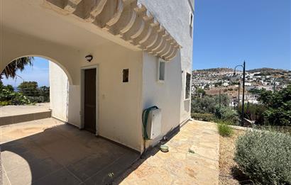 Bodrum Gümüşlükte Satılık Denize Yürüme Mesafesinde Deniz Manzaralı ve Müstakil Bahçeli 3+1 