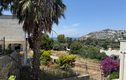 Bodrum Gümüşlükte Satılık Denize Yürüme Mesafesinde Deniz Manzaralı ve Müstakil Bahçeli 3+1 