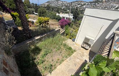 Bodrum Gümüşlükte Satılık Denize Yürüme Mesafesinde Deniz Manzaralı ve Müstakil Bahçeli 3+1 
