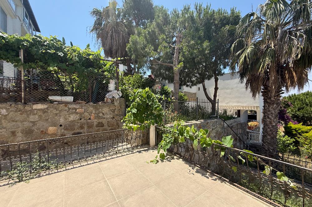 Bodrum Gümüşlükte Satılık Denize Yürüme Mesafesinde Deniz Manzaralı ve Müstakil Bahçeli 3+1 