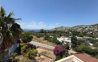 Bodrum Gümüşlükte Satılık Denize Yürüme Mesafesinde Deniz Manzaralı ve Müstakil Bahçeli 3+1 