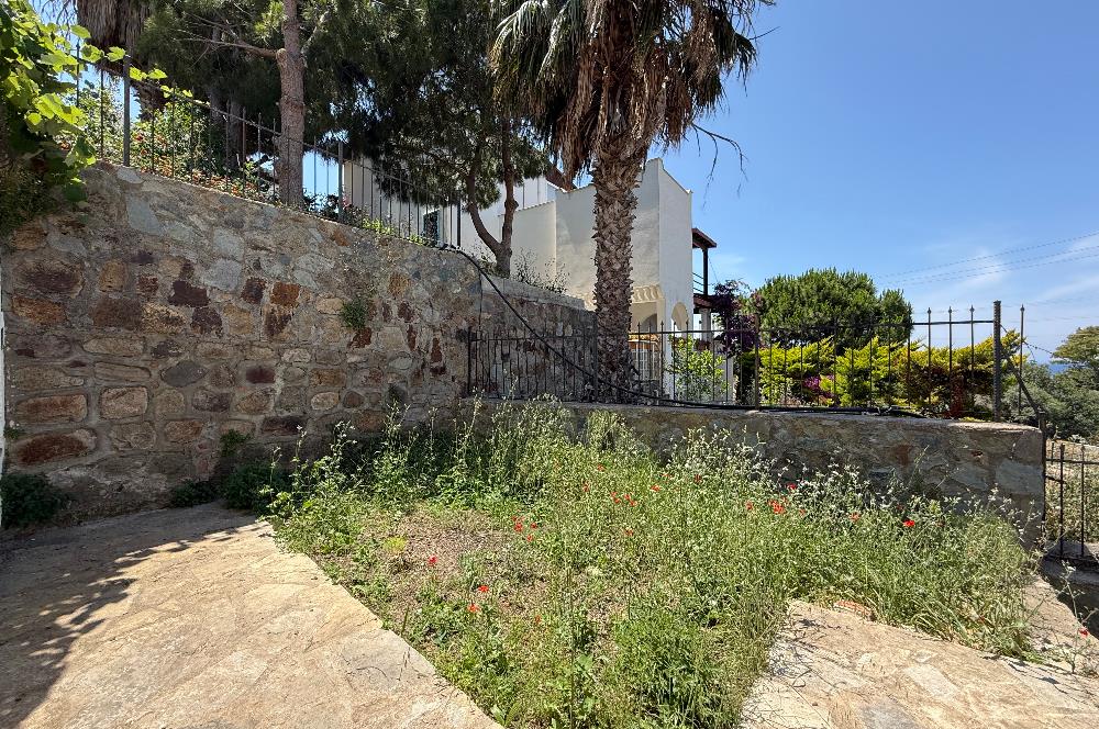 Bodrum Gümüşlükte Satılık Denize Yürüme Mesafesinde Deniz Manzaralı ve Müstakil Bahçeli 3+1 
