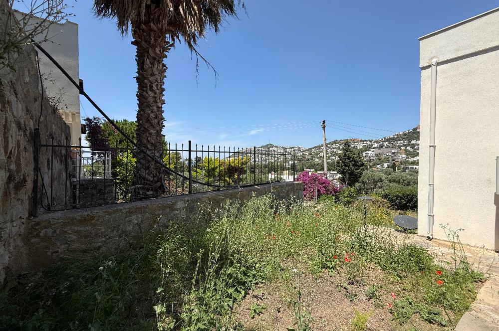 Bodrum Gümüşlükte Satılık Denize Yürüme Mesafesinde Deniz Manzaralı ve Müstakil Bahçeli 3+1 