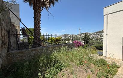 Bodrum Gümüşlükte Satılık Denize Yürüme Mesafesinde Deniz Manzaralı ve Müstakil Bahçeli 3+1 