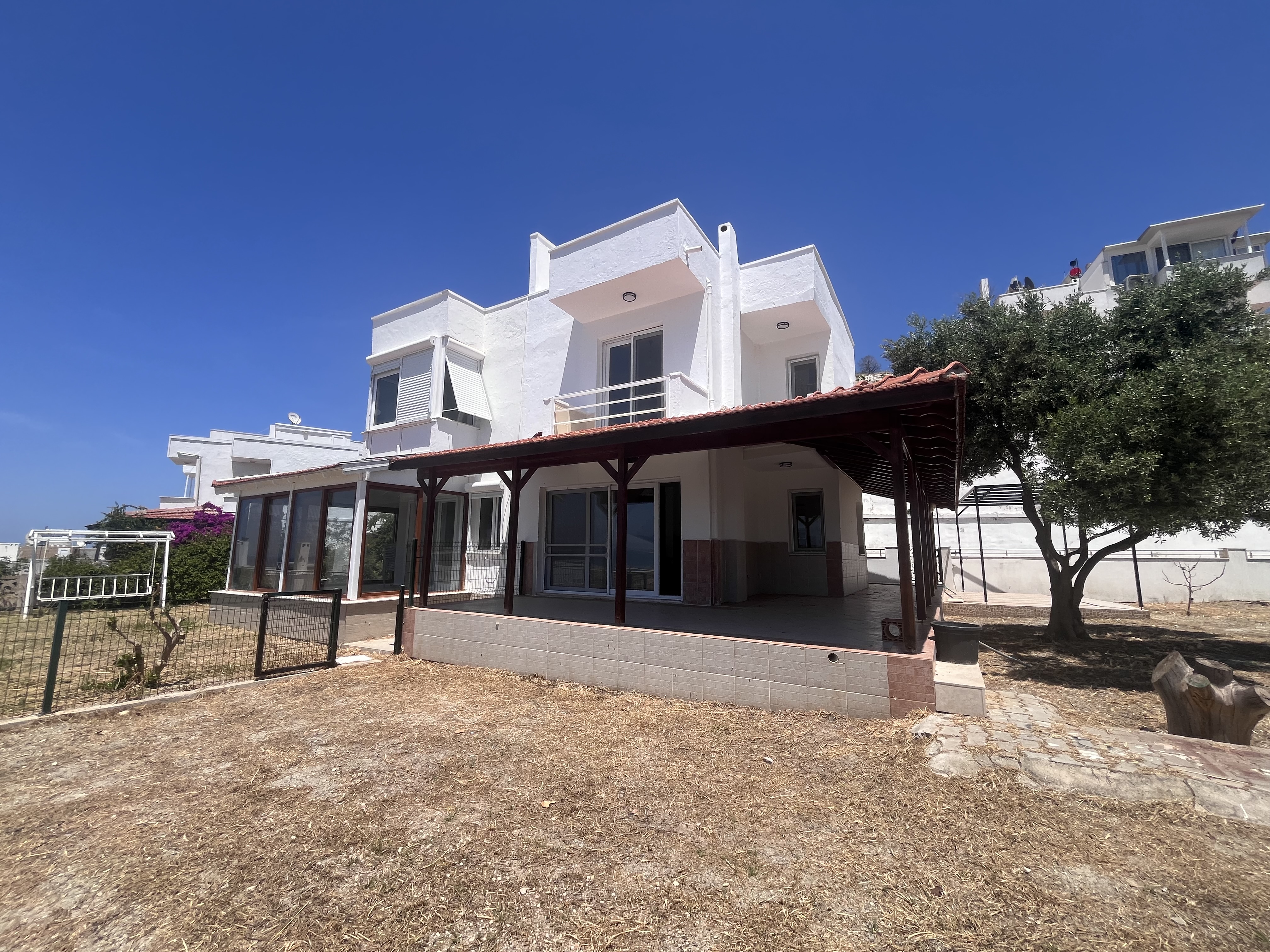 Çeşme Çiftlikköy'de Her Kattan Deniz Manzaralı Satılık Villa