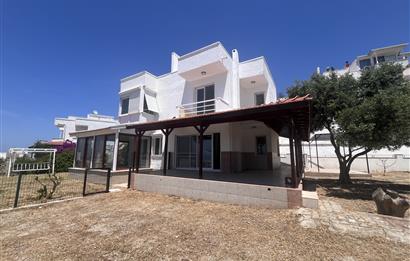 Çeşme Çiftlikköy'de Her Kattan Deniz Manzaralı Satılık Villa