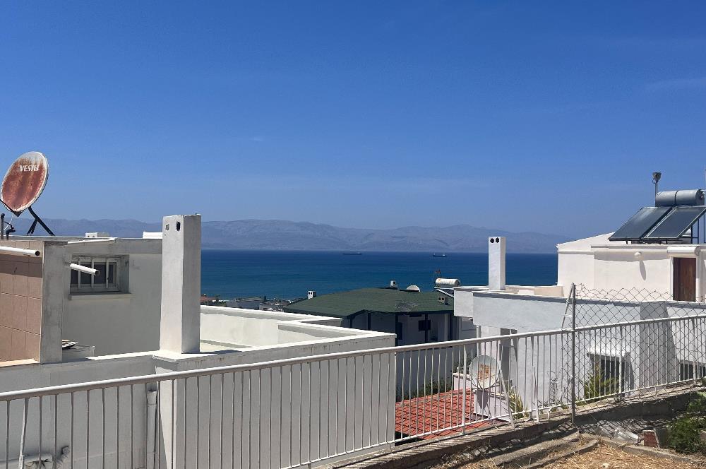 Çeşme Çiftlikköy'de Teraslı ve Deniz Manzaralı 2+1 Villa