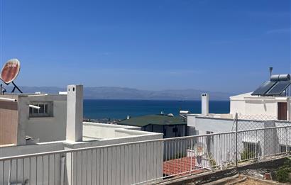 Çeşme Çiftlikköy'de Teraslı ve Deniz Manzaralı 2+1 Villa