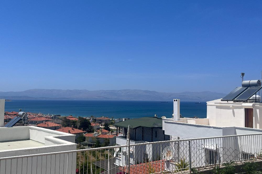 Çeşme Çiftlikköy'de Teraslı ve Deniz Manzaralı 2+1 Villa