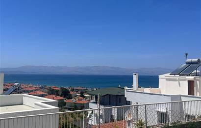 Çeşme Çiftlikköy'de Teraslı ve Deniz Manzaralı 2+1 Villa