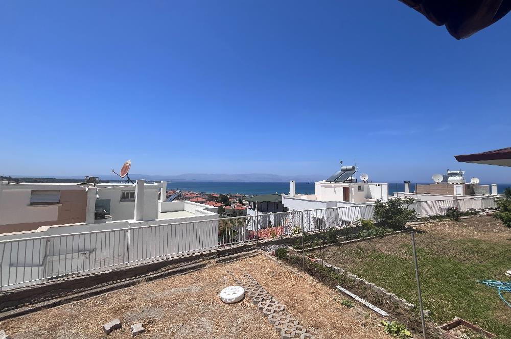 Çeşme Çiftlikköy'de Teraslı ve Deniz Manzaralı 2+1 Villa