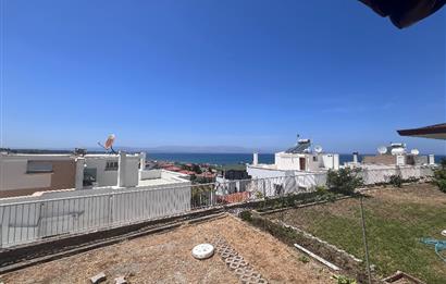 Çeşme Çiftlikköy'de Teraslı ve Deniz Manzaralı 2+1 Villa