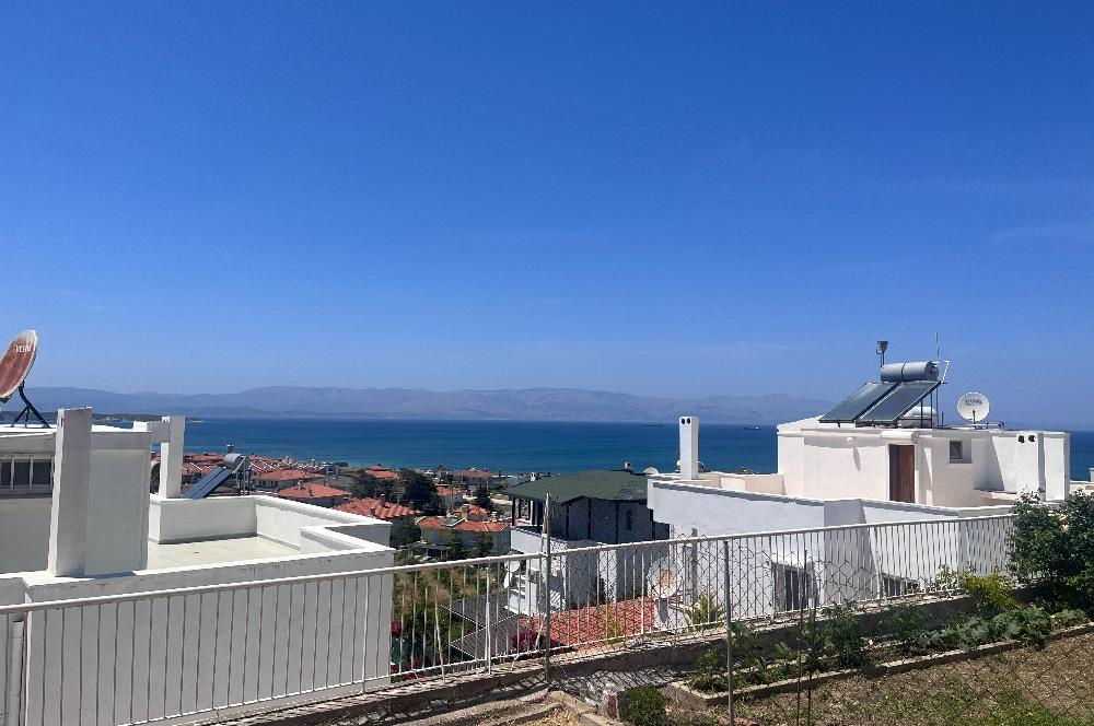 Çeşme Çiftlikköy'de Teraslı ve Deniz Manzaralı 2+1 Villa