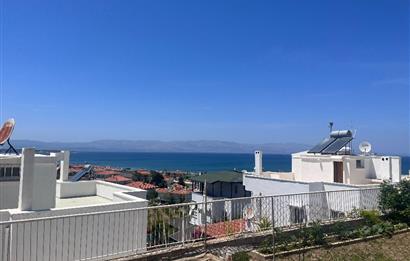 Çeşme Çiftlikköy'de Teraslı ve Deniz Manzaralı 2+1 Villa