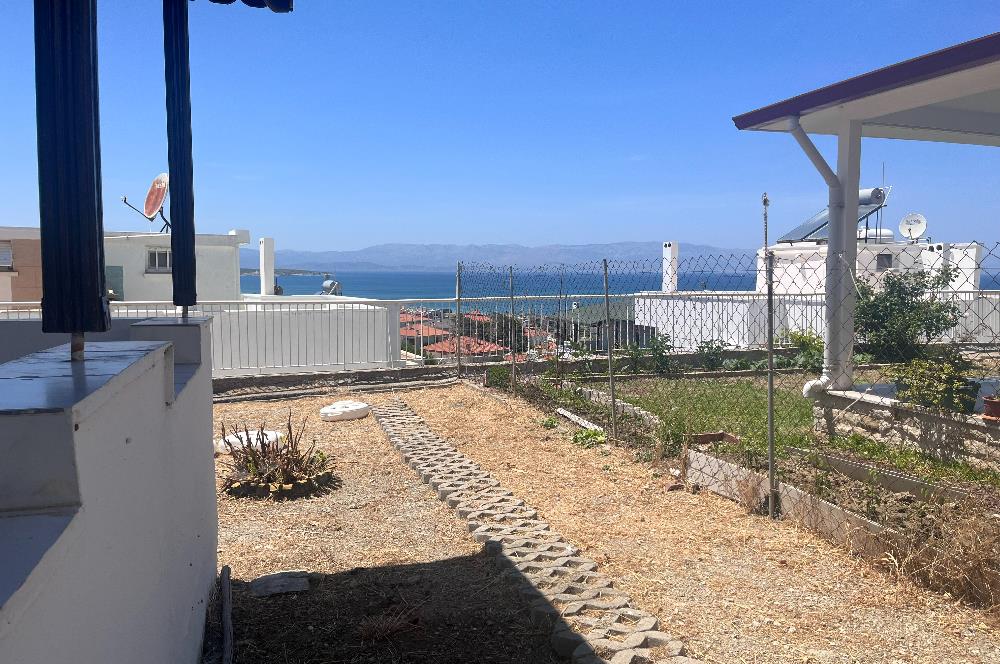 Çeşme Çiftlikköy'de Teraslı ve Deniz Manzaralı 2+1 Villa