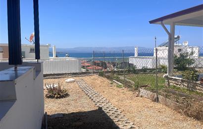 Çeşme Çiftlikköy'de Teraslı ve Deniz Manzaralı 2+1 Villa