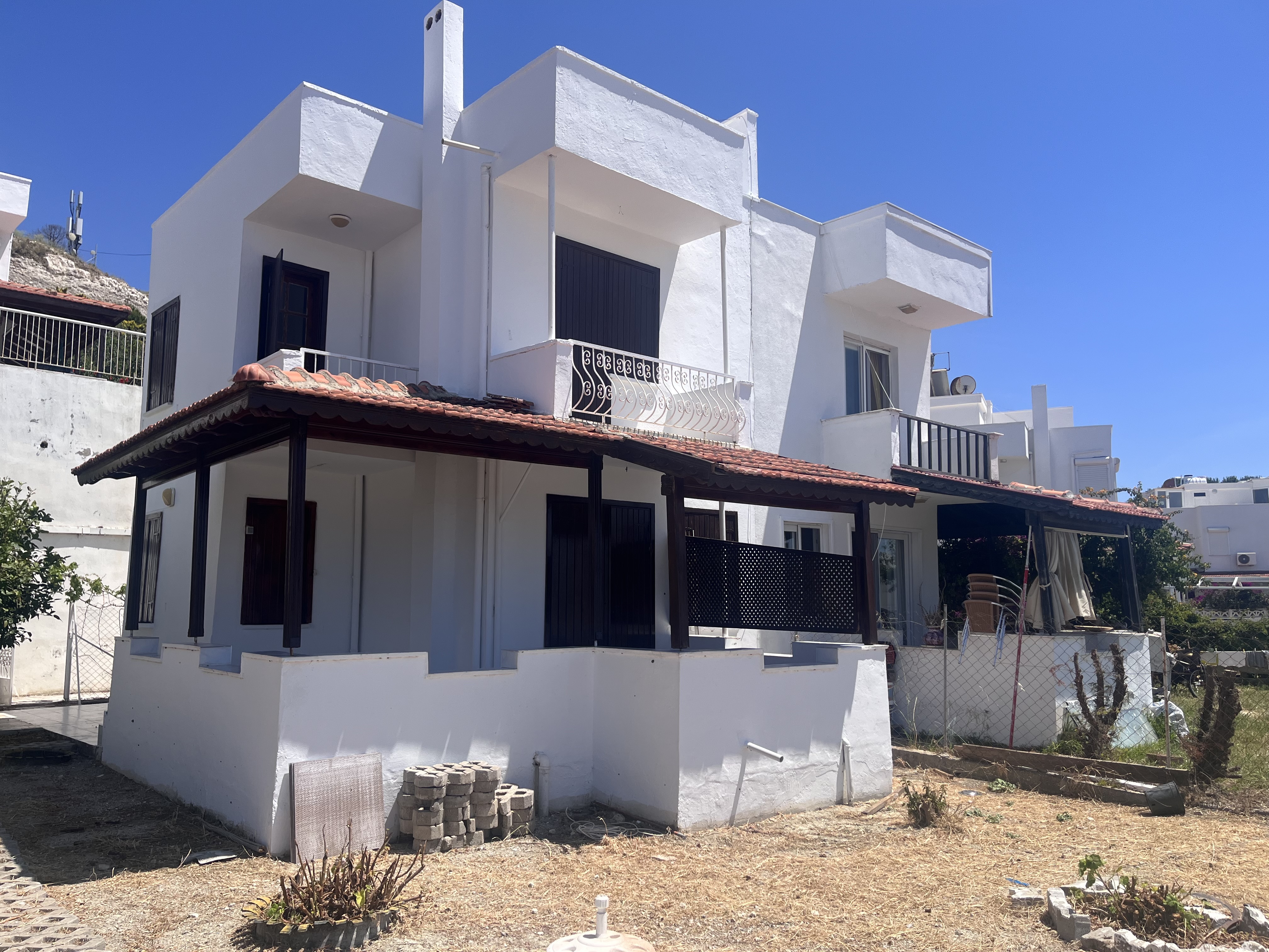 Çeşme Çiftlikköy'de Teraslı ve Deniz Manzaralı 2+1 Villa