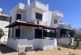 Çeşme Çiftlikköy'de Teraslı ve Deniz Manzaralı 2+1 Villa - 11 - 34727