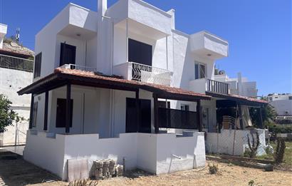 Çeşme Çiftlikköy'de Teraslı ve Deniz Manzaralı 2+1 Villa