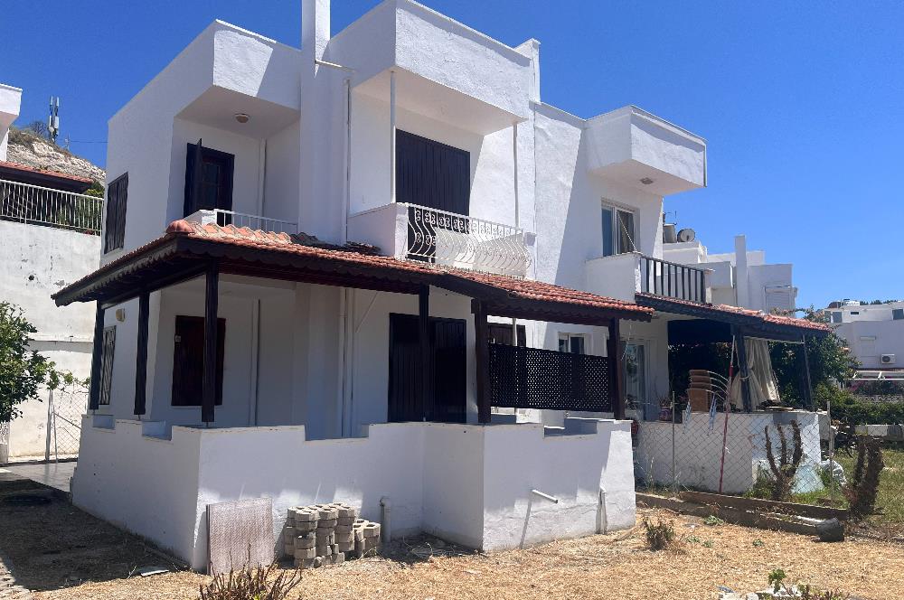 Çeşme Çiftlikköy'de Teraslı ve Deniz Manzaralı 2+1 Villa