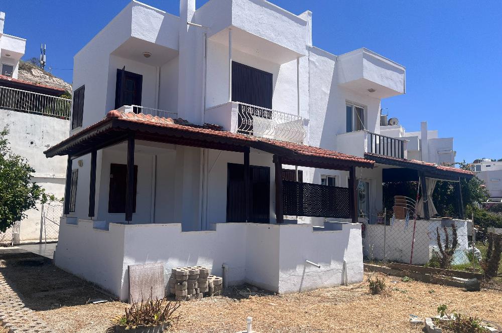 Çeşme Çiftlikköy'de Teraslı ve Deniz Manzaralı 2+1 Villa