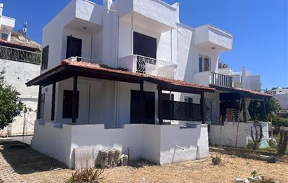 Çeşme Çiftlikköy'de Teraslı ve Deniz Manzaralı 2+1 Villa