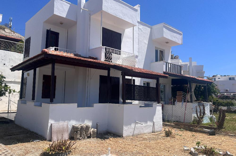 Çeşme Çiftlikköy'de Teraslı ve Deniz Manzaralı 2+1 Villa