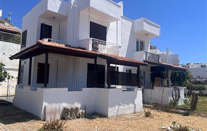 Çeşme Çiftlikköy'de Teraslı ve Deniz Manzaralı 2+1 Villa
