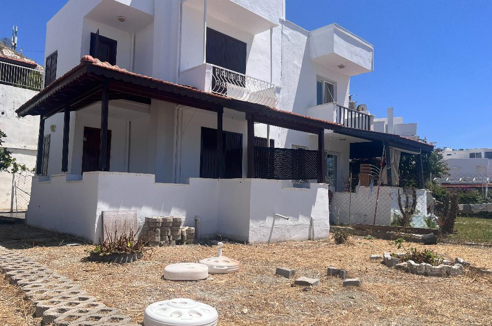 Çeşme Çiftlikköy'de Teraslı ve Deniz Manzaralı 2+1 Villa