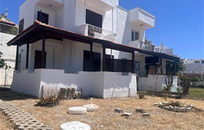 Çeşme Çiftlikköy'de Teraslı ve Deniz Manzaralı 2+1 Villa