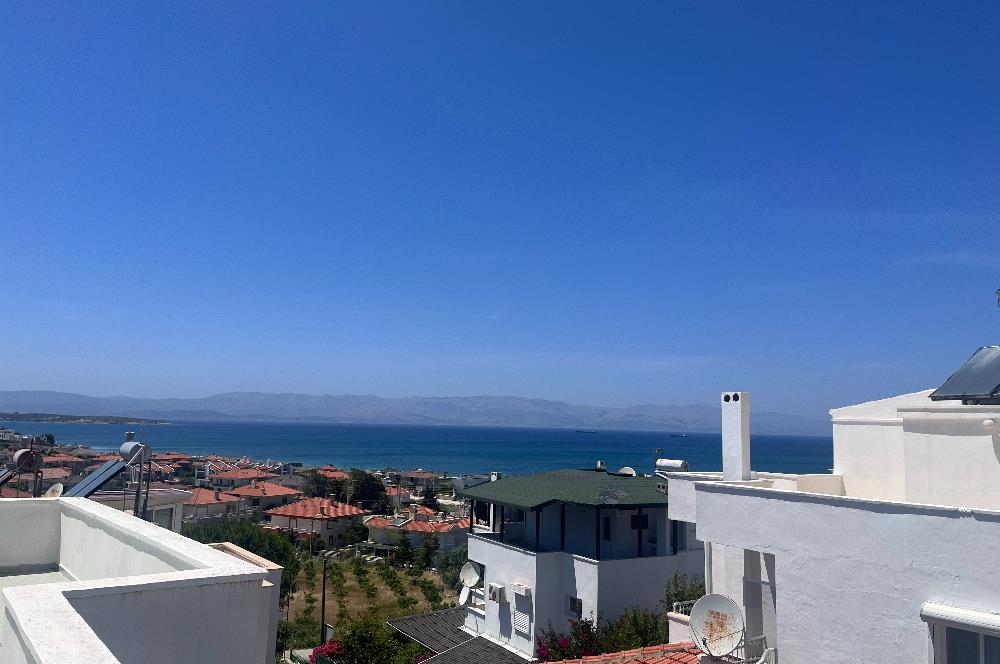 Çeşme Çiftlikköy'de Teraslı ve Deniz Manzaralı 2+1 Villa